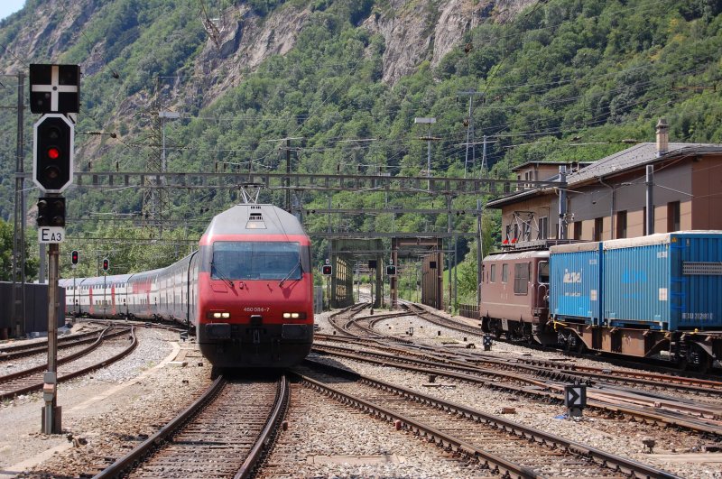 In Brig war am 02.07.2009 viel los. Whrend Re 460 084 mit ihrem IC in den Bahnhof einfhrt, nimmt Re 4/4 165 mit einem Gterzug Anlauf fr die Bergstracke ber den Ltschberg