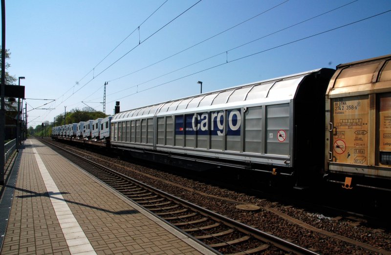 In Burgkemnitz lies man mir am 19.04.09 einen Gterzug buchstblich vor der Nase stehen. Dieser Schiebewandwagen war in den Zugverband eingereiht. Der Zug rollte aber noch bis ans Bahnsteigende.