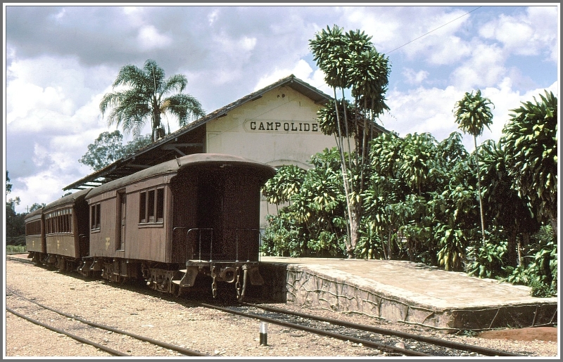 In Campolide wird aus dem wackligen Personenzug mit seinen drei Holzwagen ein stattlicher Mixto, werden hier doch 12 4-achsige Boxcars gefllt mit Zement beigestellt. (Archiv 03/1979)