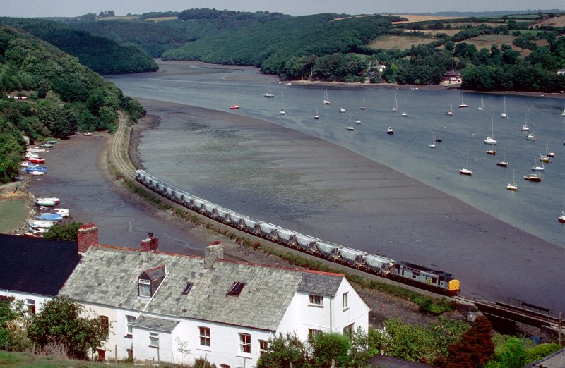 In Cornwall gibt es noch eine Kaolinindustrie. Die Bahn wird noch als Verkehrsmittel zwischen den Bergwerken und dem Hafen in Fowey sowie anderen Kunden in Grossbritanien verwendet. Am 9. August 1995 fuhr 37521 auf dem Weg nach Fowey an Golant vorbei.