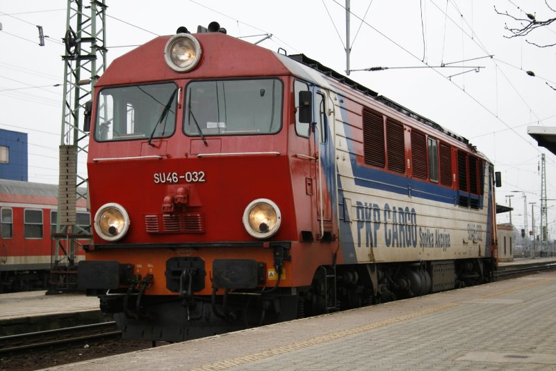 In Cottbus wartet SU46-032 auf das Umsetzen an ihren Zug.25.01.09