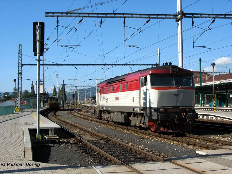 In Decin (Tetschen-Bodenbach) wartet auf Weiterfahhrt 749 213; deren Stirnseite ziert ein, wie es dort heisst,  Geflgeltes Rad  (Flgelrad) - 15.07.2006
