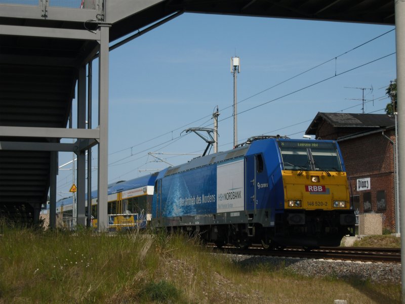 In dem 850-Seelen-Dorf Plaaz (bei Rostock) h�lt der Inter Connex auf dem Weg von Rostock nach Leipzig. Nicht dass dieses Dorf von strategischem Interesse w�re - es ist der Ersatzhalt f�r G�strow, der wegen Bauarbeiten nicht angefahren wird.
31.Mai 2009