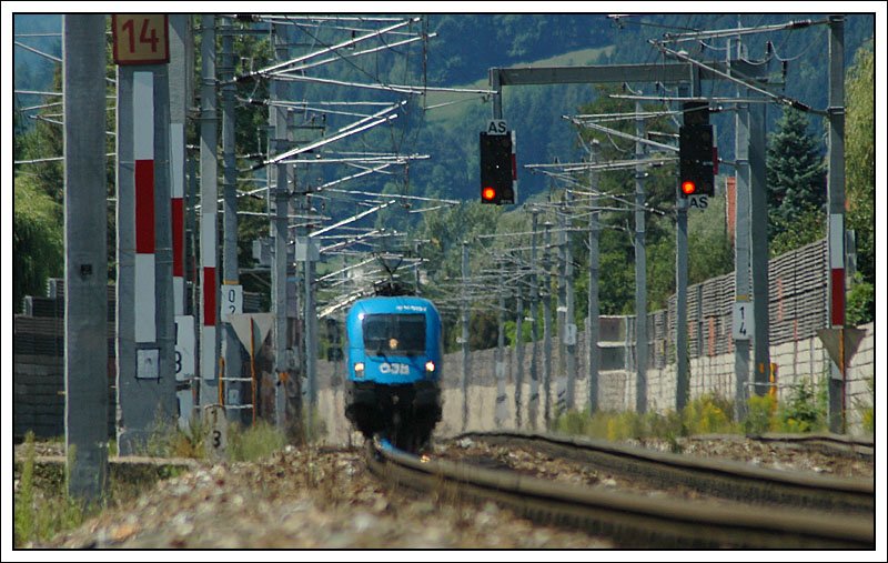 In dem Fall wirklich nicht interessant, weil man vom Zug selber eh nichts sieht - OEC 536  Jacques Lemans  von Villach nach Wien, aufgenommen kurz vor Bruck an der Mur. Bespannt war der Zug gestern am 15.8.2007 mit 1016 023 im Kyotodesign. Da die Fotostelle etwas suboptimal war, habe ich mich fr diese Teleaufnahme an dieser Stelle entschieden.