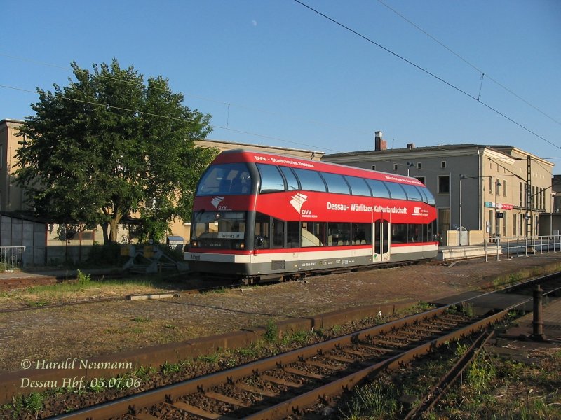 In Dessau startet im Sommer fast tglich mehrmals ein Doppelstocktriebwagen ins Wrlitzer Gartenreich. Dort knnen Touristen u. Einheimische den schnen Landschaftspark erwandern. Die Stadtwerke Dessau betreiben den ehem. DB-Tw.