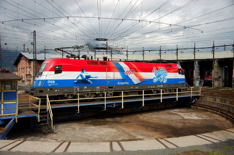 In diesem Abstand wirken die EM-Loks am meisten... 1116 108-0  Kroatien  auf  Extradreh  in Innsbruck am 23. August 2008.