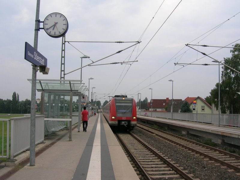 In diesem Bild sieht man wie eine S-Bahn der Linie S5 an einem bew�lkten, fr�hen Augustabend in den Bahnhof Oberursel-Stierstadt einf�hrt. (Datum: 08.08.09, Uhrzeit: 18:39 Uhr) 