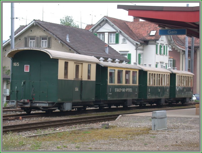 In diesen Holzklasse-Wagen fuhr man frher durchs Appenzellerland. Auch heute noch sind diese Wagen der ehemaligen SGA gelegentlich unterwegs. Gais (07.05.2007)