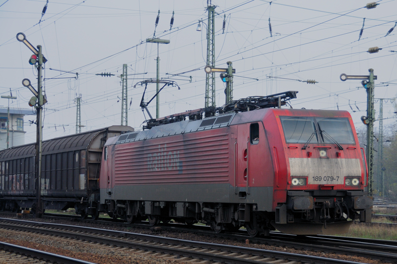 In diesigem Sptnachmittagslicht verlt 189 079-7 inkl.  Betuwe-Ltzchen  mit Gterzug Gremberg Rbf. (April 2009).