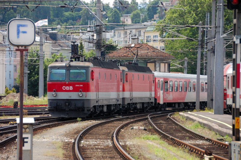 In Doppeltraktion durch 1144er bespannt: Die schweren Fan-Zge der BB innerlndisch. Mit buntem Wagenmaterial aus Schlieren-, Doppelstock- und Intercitywagen wird versucht der Menschenflut Herr zu werden. Dieser hier hatte 18 !!! Wagen aus allen drei Gattungen. Salzburg Richtung Wien, 21.06.2008