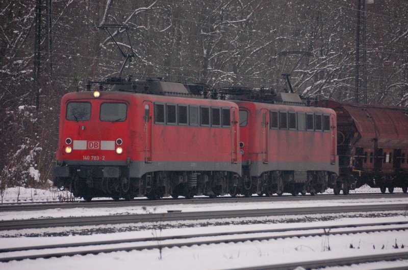 In Doppeltraktion ttig: 140 783-2 und 140 836-8 mhen sich am vorletzten Tag des Jahres 2008 mit einem schweren Gterzug in Durchfahrt Neuoffingen, Ausweichgleis.