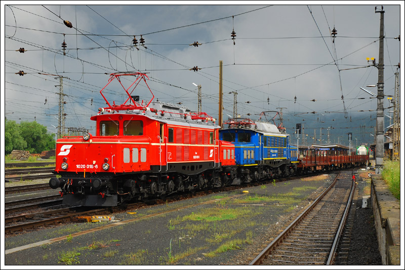 In Doppeltraktion verlassen 1020 018 und 1020 041 am 6.6.2009 mit dem SDG 90533 (Ersatzleistung fr DG 54533)
den Bahnhof Spittal/Millstttersee Richtung Villach Sd Gvbf. 

