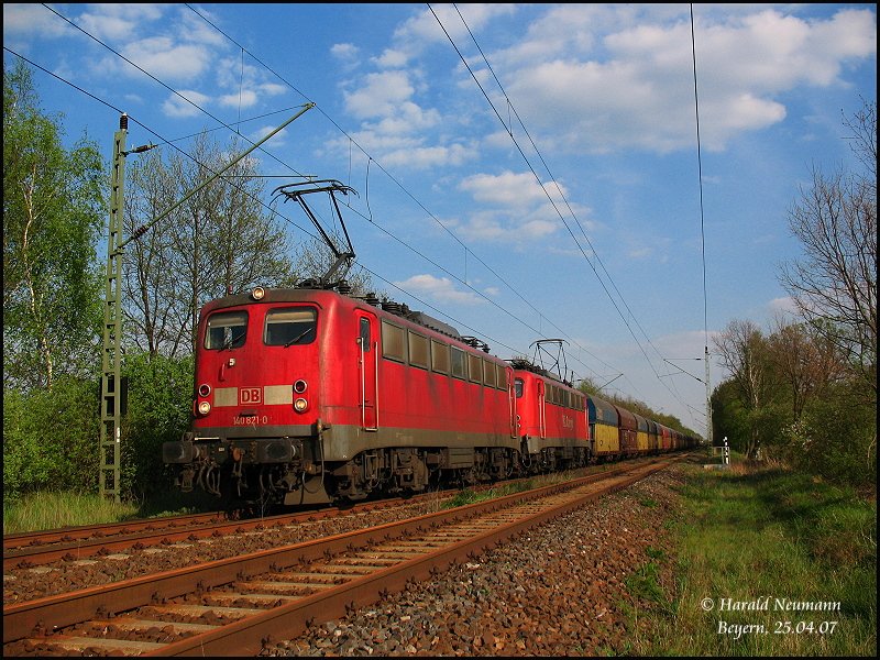 In Doppeltraktion wird dieser Steinkohle-Bunkerzug heute aus Richtung Falkenberg/Elster kommend in Richtung Lu-Wittenberg fahren. 140 821 und 140 810 bei Beyern, 25.04.07.