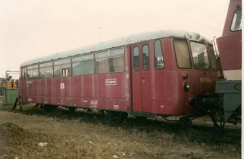 In der DR-Farbgebung und auch noch mit DR-Bahnzeichen stand im Januar 1998 dieser Ferkeltaxebeiwagen 972 030 in Berlin Grunewald.