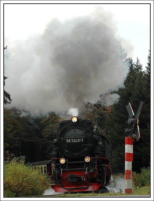 In Drei Annen hat man mehrer Mglichkeiten um Fotos zu machen. Hier berquert 99 7243 gerade die Strae in Drei Annen. (9.10.2007)