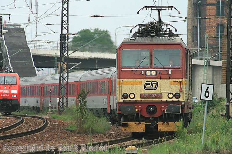 In Dresden-Friedrichstadt war am 5.6.2007 mal ein Lokwechsel bei dem Personenverkehr angesagt. Der Eurocity aus Hamburg-Altona wurde von der 101 084-2 bis hierher gezogen. Die Kn�delpresse von CD mit der Nummer 371 002-7 fuhr anschlie�end mit dem EC weiter zum Dresdner Hauptbahnhof. Von da aus ging es weiter Richtung Wien.