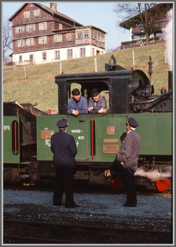 In Egg bleibt Zeit fr einen Schwatz zwischen Zug- und Lokpersonal. Lok 4 Castle Caereinion trgt jetzt den Zusatznamen Wlderblitz. (Archiv 10/78)