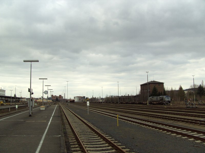 In der ehemaligen Eisenbahnerstadt Weiden i.d. OPf. ist heute nicht mehr viel los! Nur ein paar Schwerlastwagen, die f�r den Milit�rverkehr bereit gehalten werden, die M�llverladestation, einige Schotterwagen und die Wagen aus der �bergabe von Grafenw�hr-Lager sind abgestellt. Der LTH-Tiger steht auch nur zur Ruhe da und wartet bis seine Wagen in Vilseck-Lager beladen sind um sie dann wieder abzuholen!

Jedoch halten hier noch Personenz�ge unter anderem auch der ALEX!
