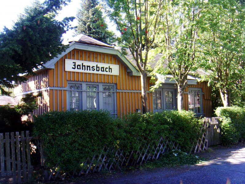 In einem ebenfalls vorbildlichen Zustand prsentiert sich das ehemalige Wartehuschen der Haltestelle Jahnsbach am 07.08.2008.
