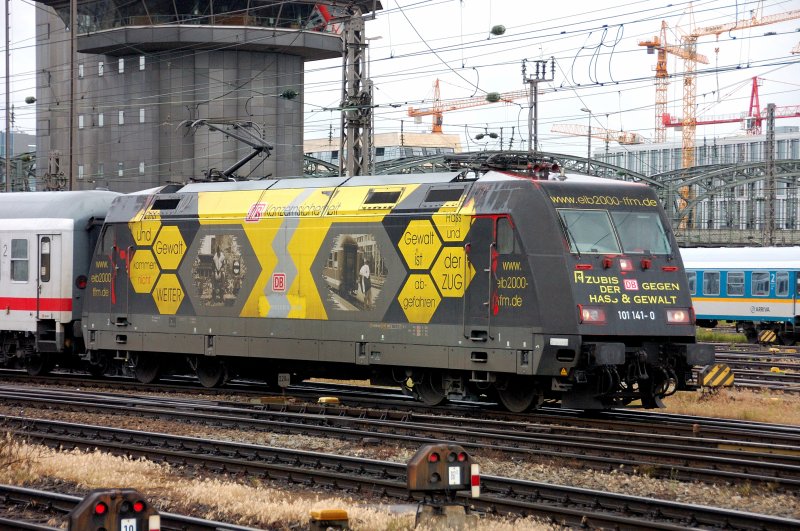 In einem erbrmlichen Zustand zeigt sich 101 141-0  Azubis gegen Hass und Gewalt . Auf der Seite und am Dach lst sich die Folie und das hssliche Rot scheint durch. Spricht nicht gerade fr besonders belastungsfhig. Komisch ist, dass die sterreicher bei ihren  Langlufern  Kyoto, Mozart, Rot-Kreuz und Strichcode nie Folienprobleme hatten bzw. haben. 
(Dort findet man aber auch nie nen Lufteinschlu unter der Folie... mal anmerk). 16.06.08 Mnchen Hbf. 