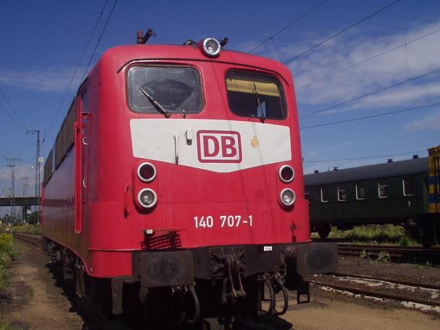 In einem fr orientrot ungewhnlich krftigen Ton prsentiert sich 140 707 am 24. August 2004 im Bw Hanau.