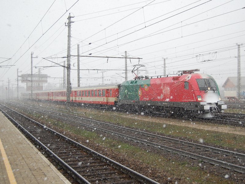 In einem heftigen Schneesturm ist am 20.03.2008
die 1016 025  EM-Portugal  mit ihrem Rex 3023
aus Salzburg bei der Einfahrt in den Welser Hbf gekommen.