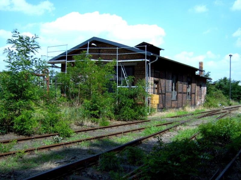 In einem traurigen Zustand, der Lokschuppen in Oschatz am 24.07.05