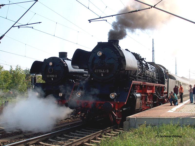In Eisenach warten die 03 1010 mit dem Sonderzug aus Berlin und die 41 1144 mit dem EK-Sonderzug aus Hamburg auf Ausfahrt nach Meiningen- 04.09.2004
