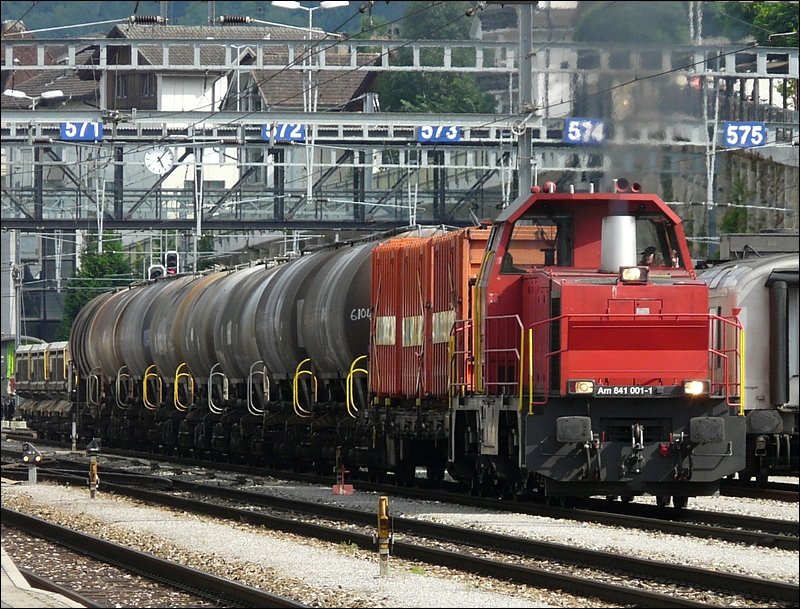 In der elektrifizierten Schweiz  dieselt  es trotzdem manchmal ganz ordentlich. Am 841 001-1 durchfhrt mit einem kurzen Gterzug den Bahnhof von Spiez am 29.07.08. (Jeanny) 