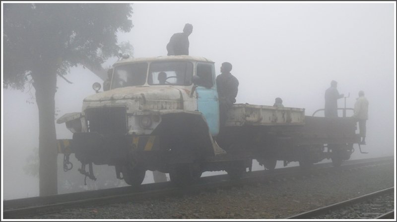 In Embatkalla taucht wie eine Fata Morgana dieses kuriose Gespann aus dem dichten Nebel auf. Bis Ghinda fhrt dieser Schienen LKW vor uns her und die Mannschaft rumt Steine von den Schienen. (29.10.2008)