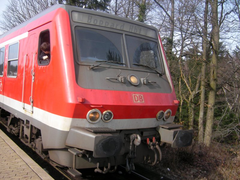 In Emmelshausen steht abfahrbereit Regionalbahn (RB) richtung Boppard Sd (nicht nur bis Boppard Hbf wie auf Anzeige angegeben)