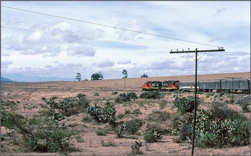 In endlosen Schlaufen bewegt sich unser Zug in zwlfstndiger Fahrt von Mexico City nach Patzcuaro durch eine abwechslungsreiche Landschaft. Kostenpunkt damals umgerechnet etwa 5 Euro in der ersten Klasse. (Archiv 02/77)