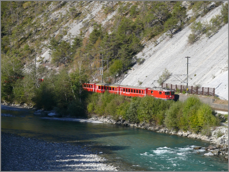In die entgegengesetzte Richtung waren die Lichtverhltnisse perfekt und RE1237 mit Ge 4/4 II 612  Thusis  nhert sich Trin. (04.10.2009)