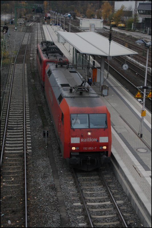 In entspannter Haltung bringt der Tf die 152 052 und die 151 151 als LZ Richtung Finnentrop. (05.11.07)