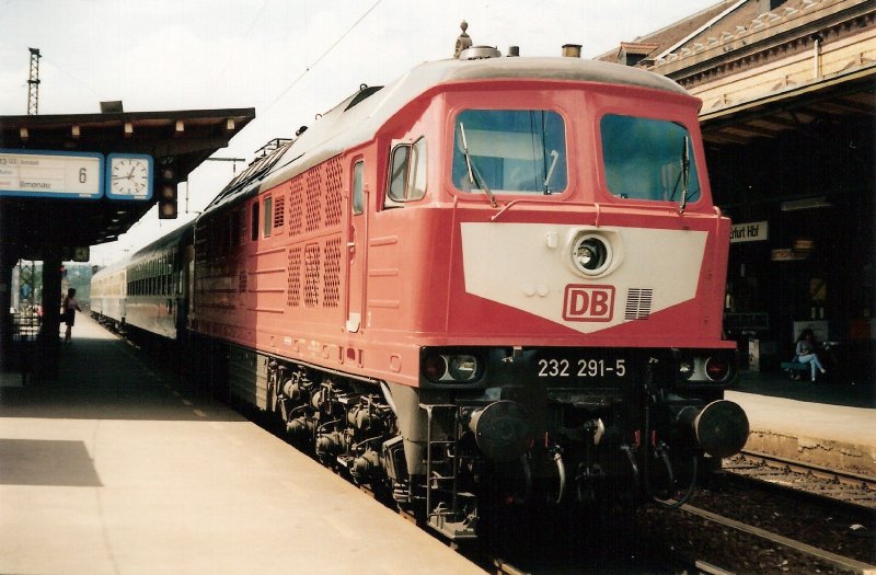 In Erfurt steht 232 291 mit einem Reisezug nach Ilmenau bereit.Zwei Wocher vorher bekam sie in Cottbus eine HU.Erfurt den 06.08.96
