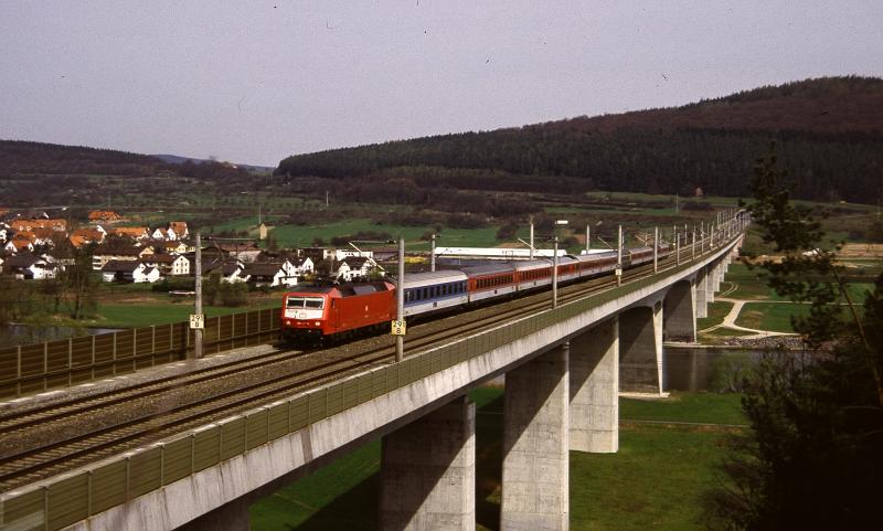In den ersten Monaten der Inbetriebnahme der Neubaustrecke Fulda Wrzburg konnten solche bunten, Lok (BR120) bespannten Garnituren, auf der Talbrcke bei Gemnden beobachtet werden. 