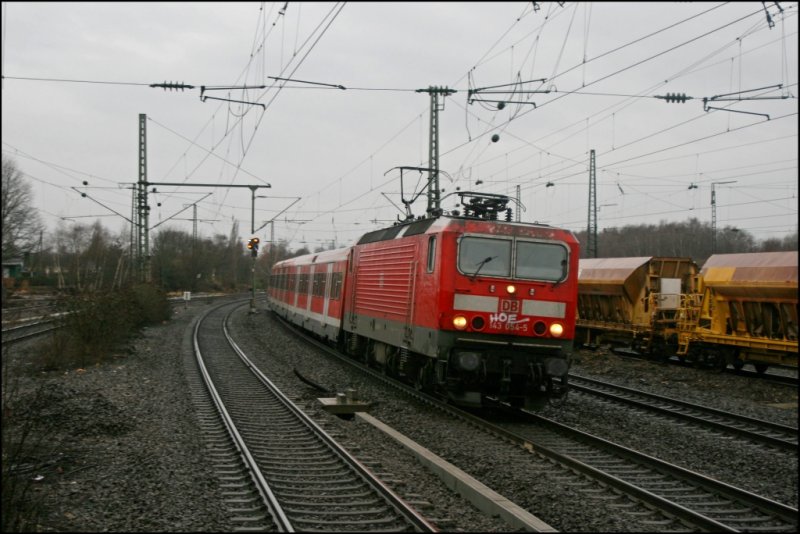 In Essen befinden sich Personen im Gleisbereich....So viel eine S1 von Dsseldorf nach Dortmund aus. 143 054 legt sich mit einer S1 nach Dortmund in Bochum-Ehrenfeld in die Kurve.