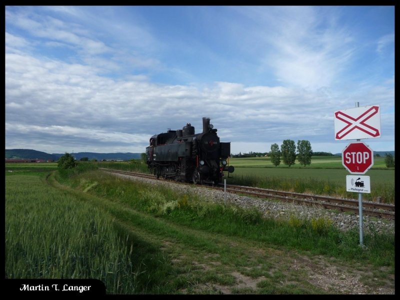 In etwa einer Minute wird die 93.1420 durch die Bahnhaltestelle Stetten in Richtung Korneuburg fahren. (07.06.09 9:00)