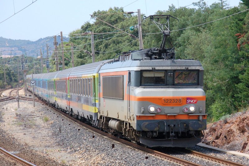 In Fahrtrichtung Nizza unterwegs ist am 29.06.2007 SNCF 22328 mit den - meiner Meinung nach - farblich gut abgestimmten ex-Corail Wagen. Der Zug hrt damit auf den Namen  Corail-Toz  und verkehrt zwischen Bordeaux und Nizza. Hier gesehen auf der Kstenstrecke in Hhe von Agay-Anthor. Die sehr luxuris eingerichteten Wagen verfgen ber Einzelsitzpltze und verkehren auf nicht-TGV-Strecken. (Dieser Text wurde auf Hinweis von Stefan Wohlfahrt berarbeitet)