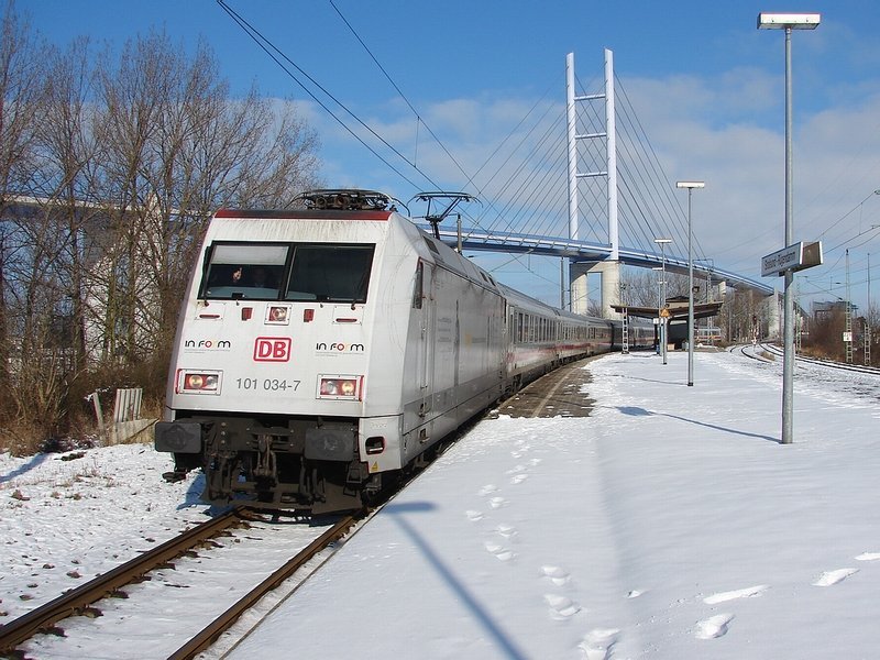 In Form 101 034 durchfhrt mit IC 2377 den Bahnhof Stralsund Rgendamm. (13.02.09)