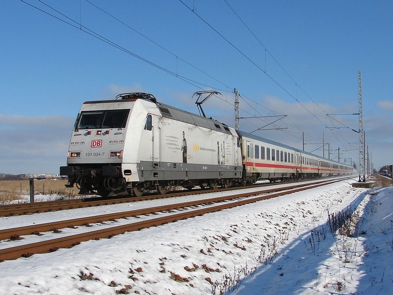 In Form 101 034 wenig spter wieder mit IC 2377 bei der Durchfahrt durch Stralsund-Langendorf. (13.02.09)
