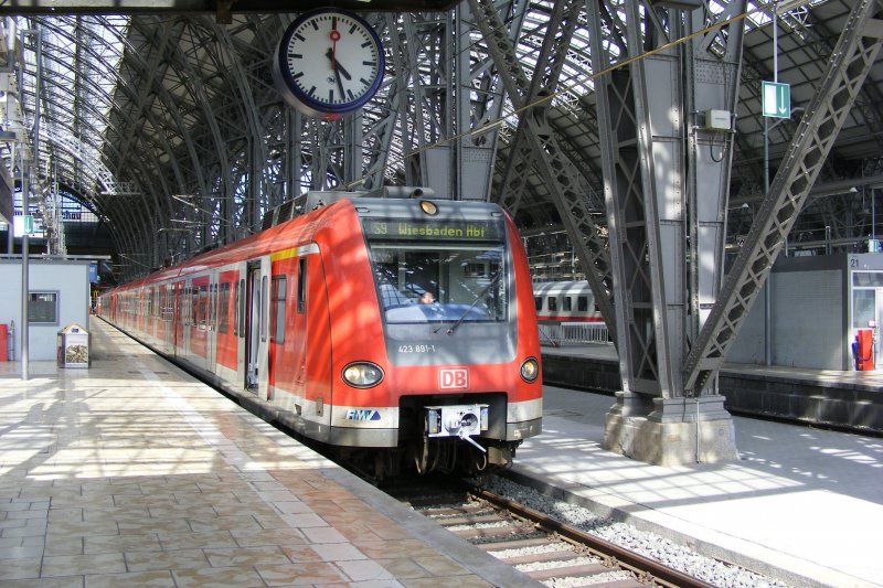 In Frankfurt/M Hbf auf Gleis 22 steht der 423 891/391 als S9 (Frankfurt/M Hbf-Wiesbaden Hbf) abfahrbereit und wartet auf Fahrg�ste.(Aufnahme von 14.06.09)