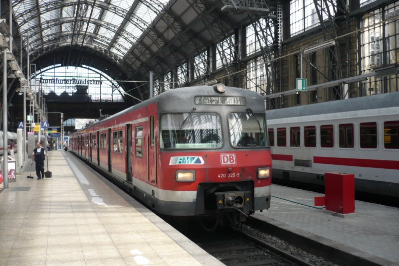 In Frankfurt/M Hbf(Hoch) steht am 12.04.09 der Triebzug 420 225-5 als S-Bahn Linie S7 (Frankfurt Hbf-Riedstadt-Goddelau) abfahrbereit auf Gleis 2 und wartet auf Fahrg�ste.