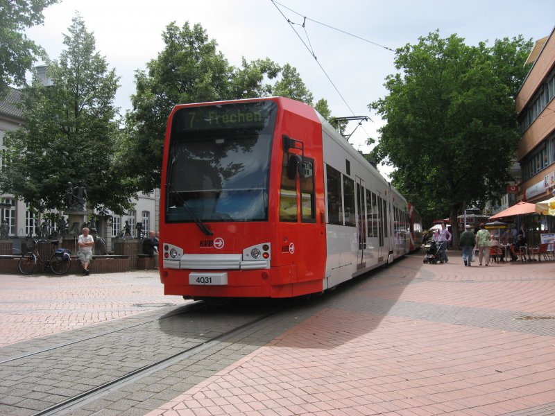 In Frechen fhrt die Straenbahn ein Stck durch die Fugngerzone. Hier TW 4031 am 02.07.2007.