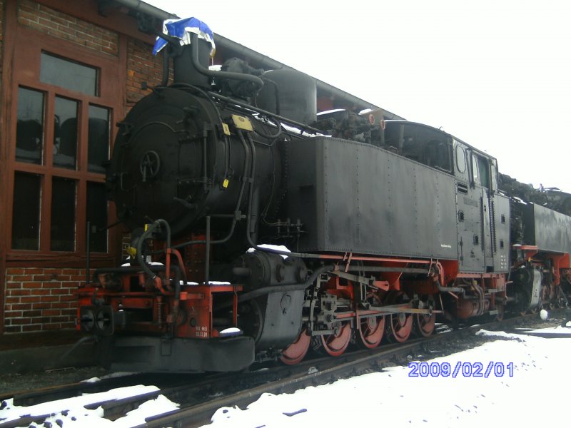In Freital Hainsberg steht in der Einfahrt zum Bahnhof 99 713 abgestellt vor zwei Neubauloks.