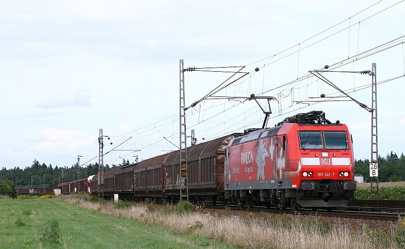 In den frhen Abendstunden des 21. August 2008 bringt 185 142 einen berwiegend aus SChiebewandwagen gebildeten Gterzug ber die KBS 700 in Richtung Karlsruhe. Die Aufnahme entstand zwischen Neuluheim und Waghusel.