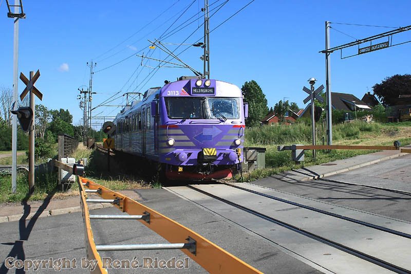 In Ganntofta bei Helsinborg fuhr gerade die X11 3113 von Skanetrafiken ber den Bahnbergang. Sie war auf dem Weg nach Helsingborg. - Foto von 19.6.2007 -