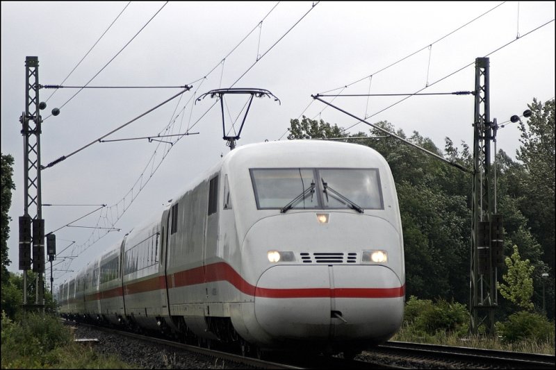 In der Gegenrichtung ist dieser unbekannte 402er als ICE 944, Berlin-Ostbahnhof - Dsseldorf Hbf, bei Kamen unterwegs. (11.06.2009)