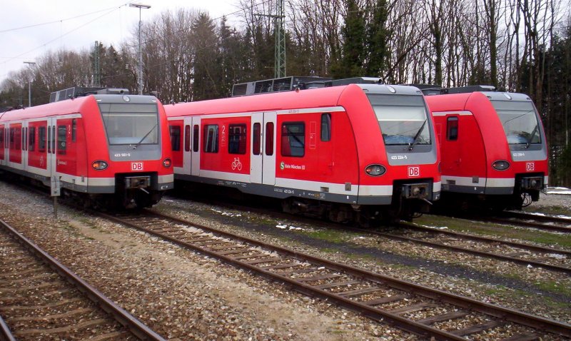 In Geltendorf stehen bers Wochenende mehrere 423er abgestellt und warten auf die nchsten Einstze. Hier von Links nach Rechts: 423 061/561, 423 224/724 u. 423 280/780. Alle drei Fahrzeuge hatten noch eine zweite Einheit 423 dran, also insgesamt 6x 423. 24.03.2007