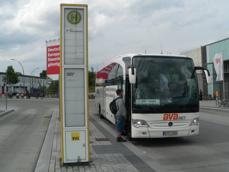 In gewisser Weise auch ein Teil des S-Bahn-Notverkehrs: der Flughafenexpressbus SXF 1 von Sdkreuz nach Schnefeld. Schnefeld ist an den meisten Wochenenden nur mit Regionalzgen oder diesem Bus zu erreichen, unter der Woche fhrt die S-Bahn im eingeschrnkten Notverkehr. Um die Situation etwas zu entlasten, ist der sonst bliche Zuschlag fr den Bus entfallen - er kann derzeit mit einer normalen Fahrkarte genutzt werden. 12.7.2009